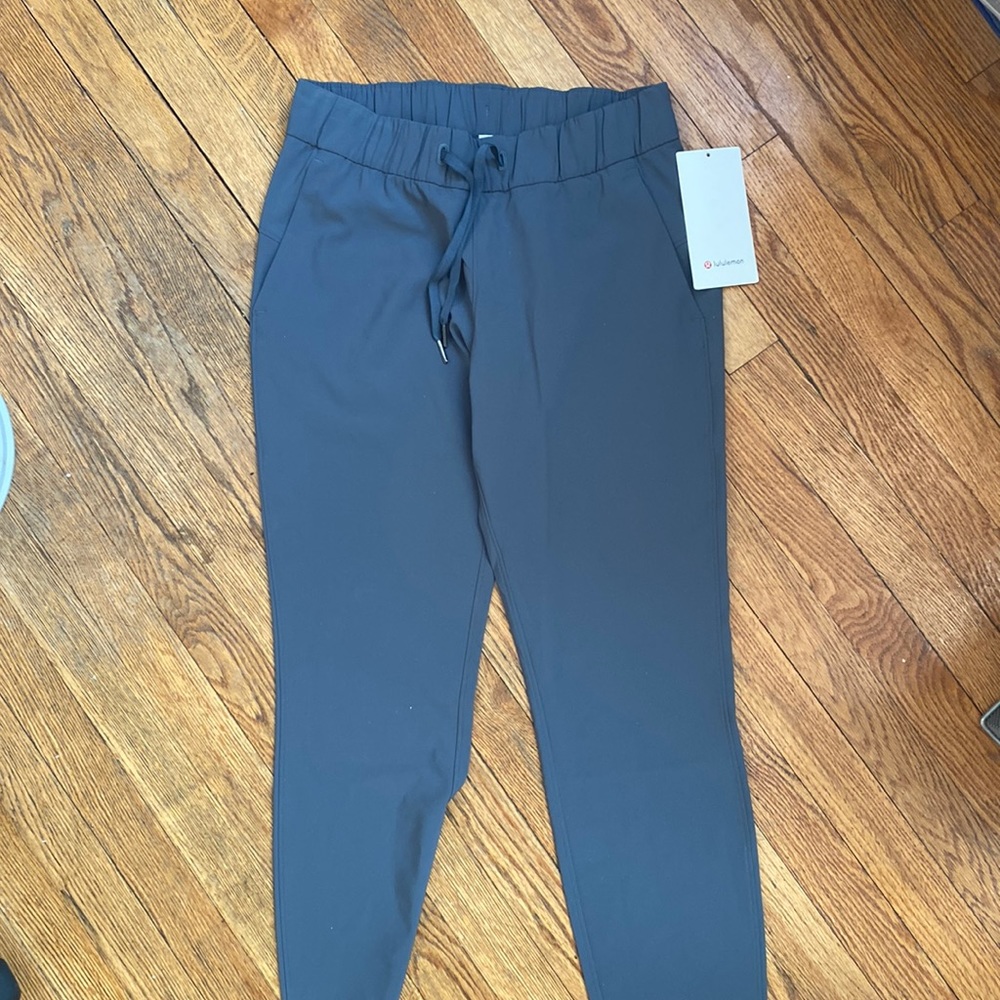 Lululemon “on the fly” pant woven, grey